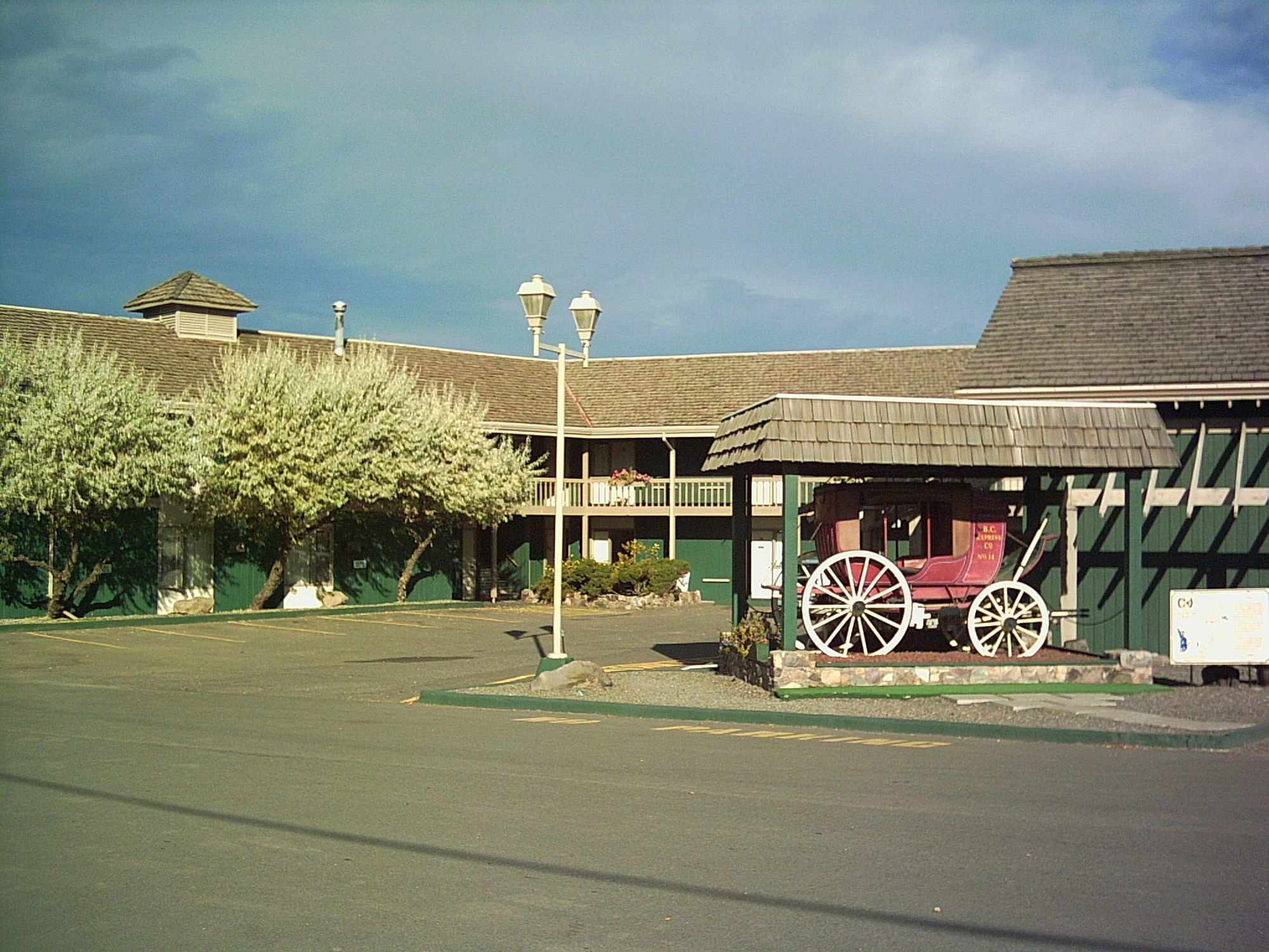 Red Coach Inn 100 Mile House Exterior photo