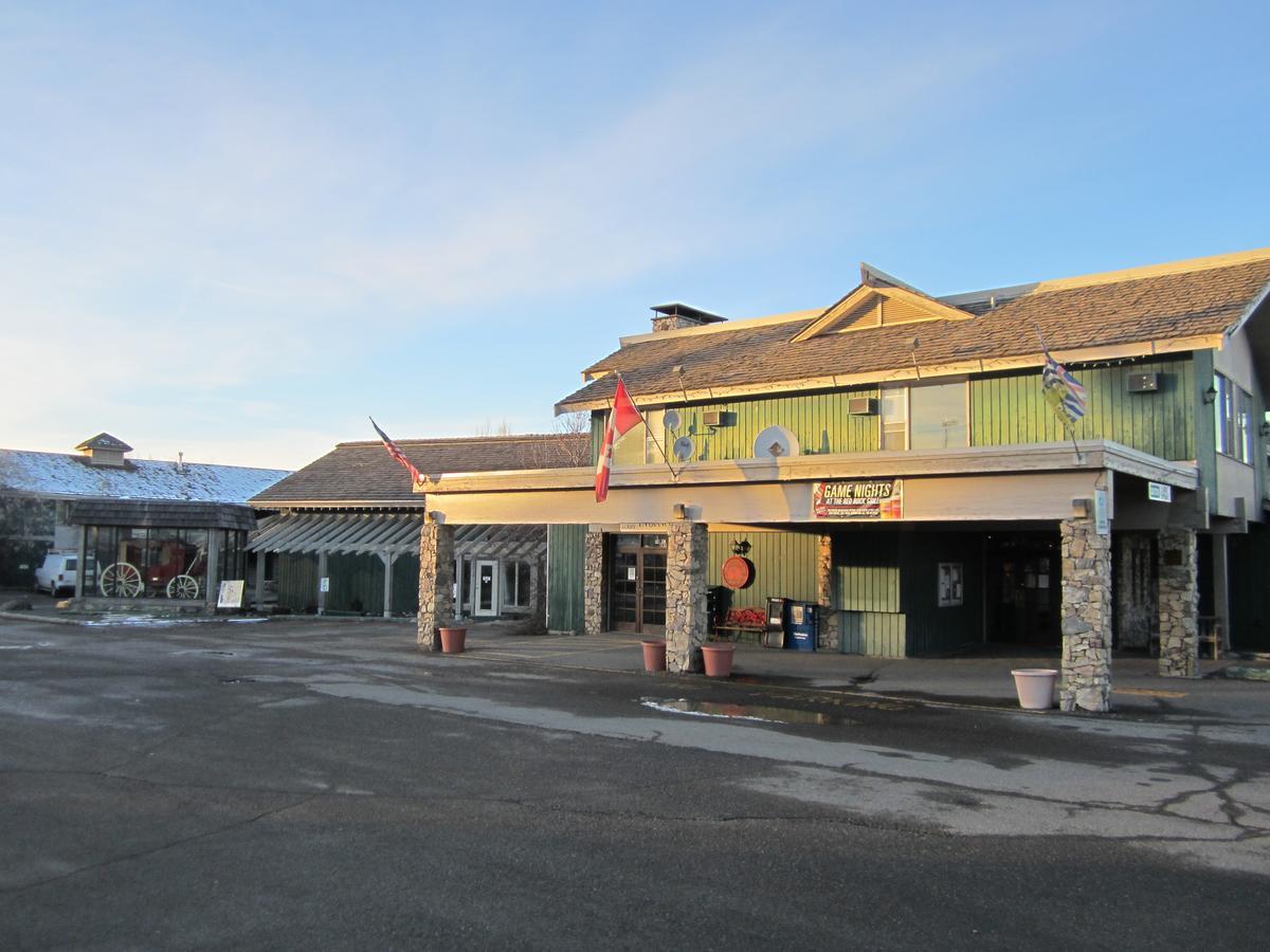 Red Coach Inn 100 Mile House Exterior photo